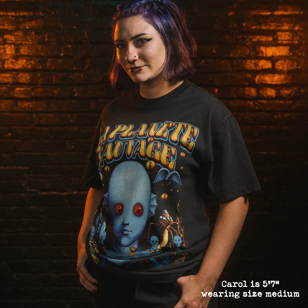 Model wearing heavy tee with fantastic planet french graphic 