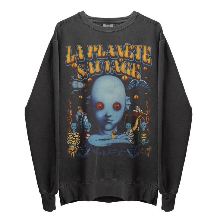 A dark grey crewneck sweatshirt featuring a graphic print of a blue-skinned, red-eyed humanoid creature surrounded by other fantastical beings and the text ’LA PLANÈTE SAUVAGE’ in orange and yellow.