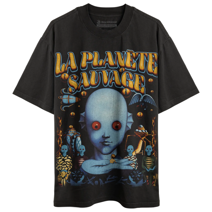 Black short-sleeved t-shirt with a colorful graphic print featuring a blue alien-like figure with red eyes and the text ’LA PLANÈTE SAUVAGE’.